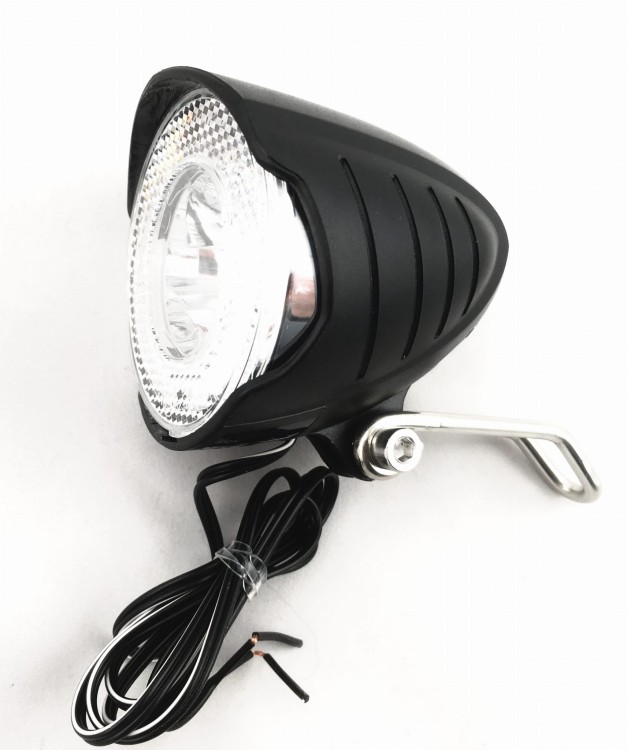 LAMPA PRZÓD LED 110C DYNAMO W PIAŚCIE 25 LUX.jpg