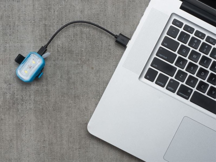 Lampka przednia BLACKBURN CLICK USB 60 lumenów usb.jpg
