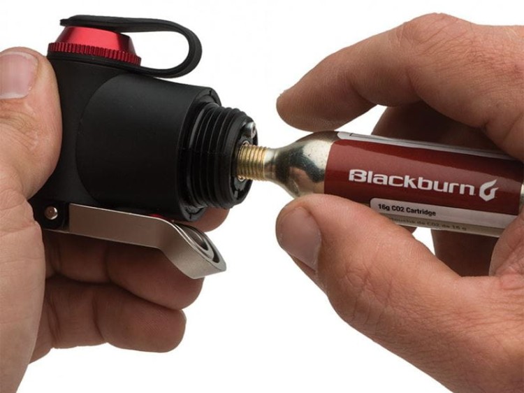 Pompka ręczna BLACKBURN MAMMOTH CO2'FER HV 50psi + nabój CO2 16g srebrn.jpg