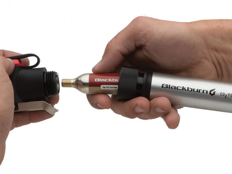 Pompka ręczna BLACKBURN MAMMOTH CO2'FER HV 50psi + nabój CO2 16g srebrna..jpg