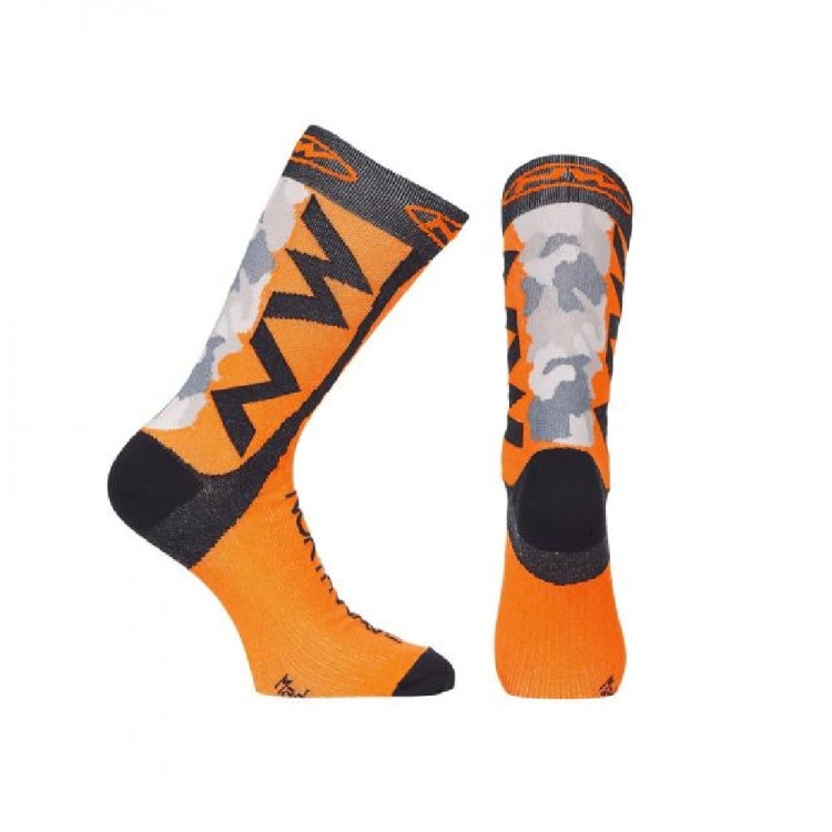 SKARPETKI NORTHWAVE EXTREME TECH 44-47 CAMO ORANGE FLUO.jpg