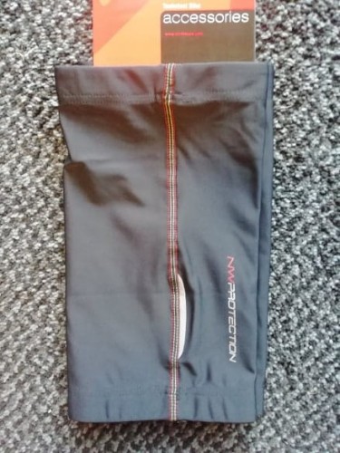 OCIEPLACZ NORTHWAVE NA KOLANA CZARNY S.jpg