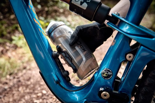 TWIST Bidon miękki 590 czarny + baza BIKE 09636(TBL)_1.jpg